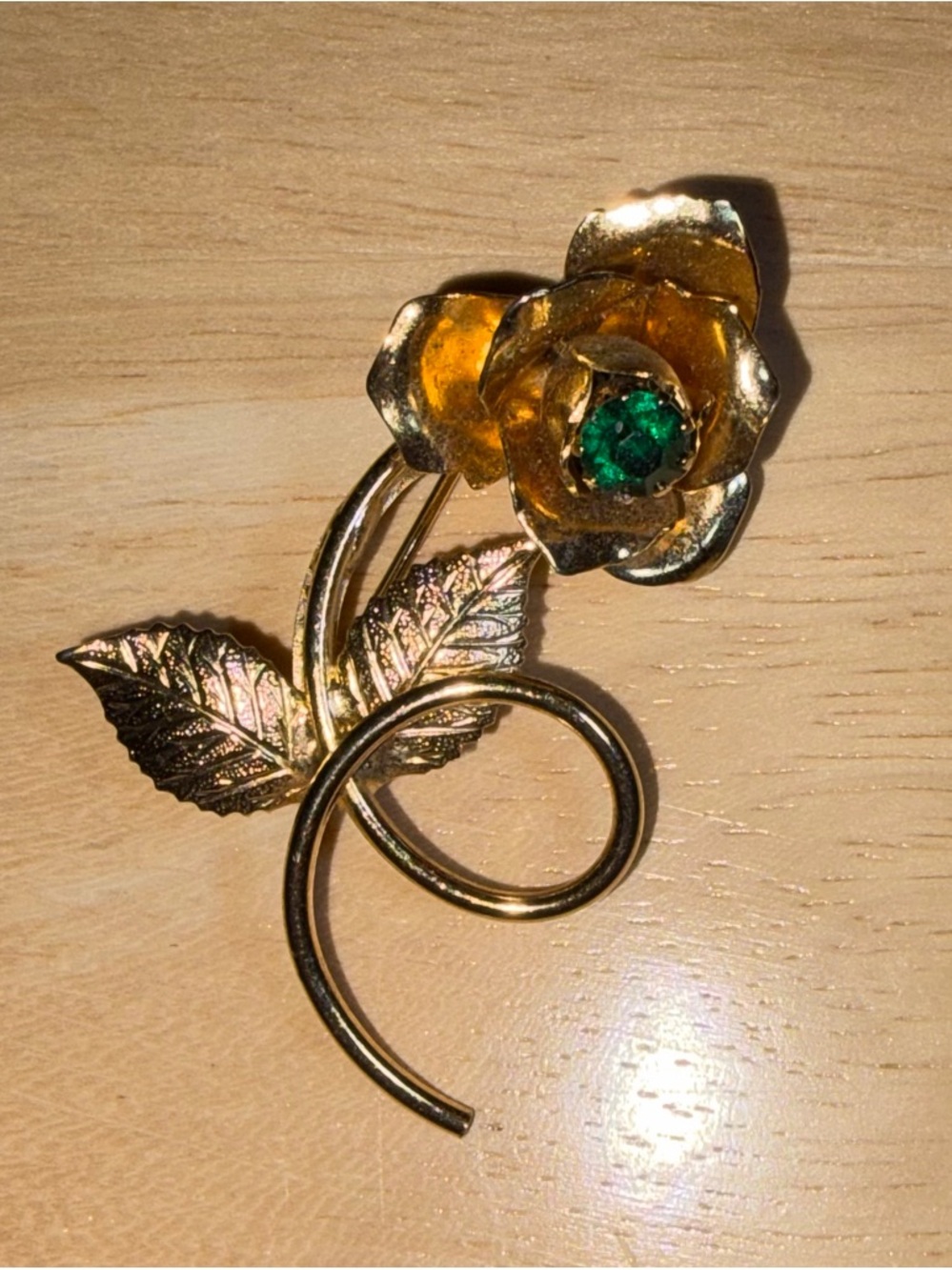 Vintage Gold-tone “England’s Rose” Brooch with Emerald Green Center